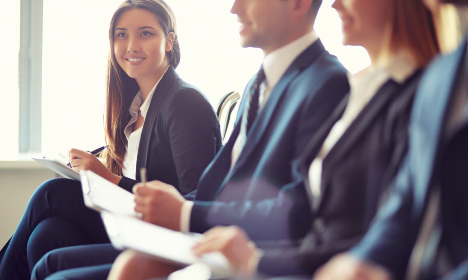 Analyseteam bei der Arbeit mit Unternehmensdaten