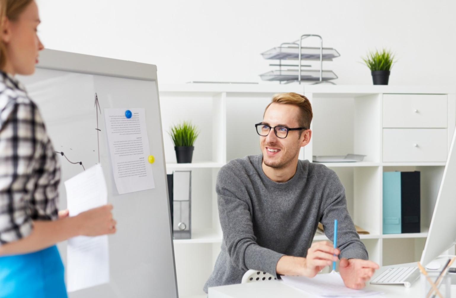 Finanzdokumente und Unternehmensberichte auf einem Schreibtisch